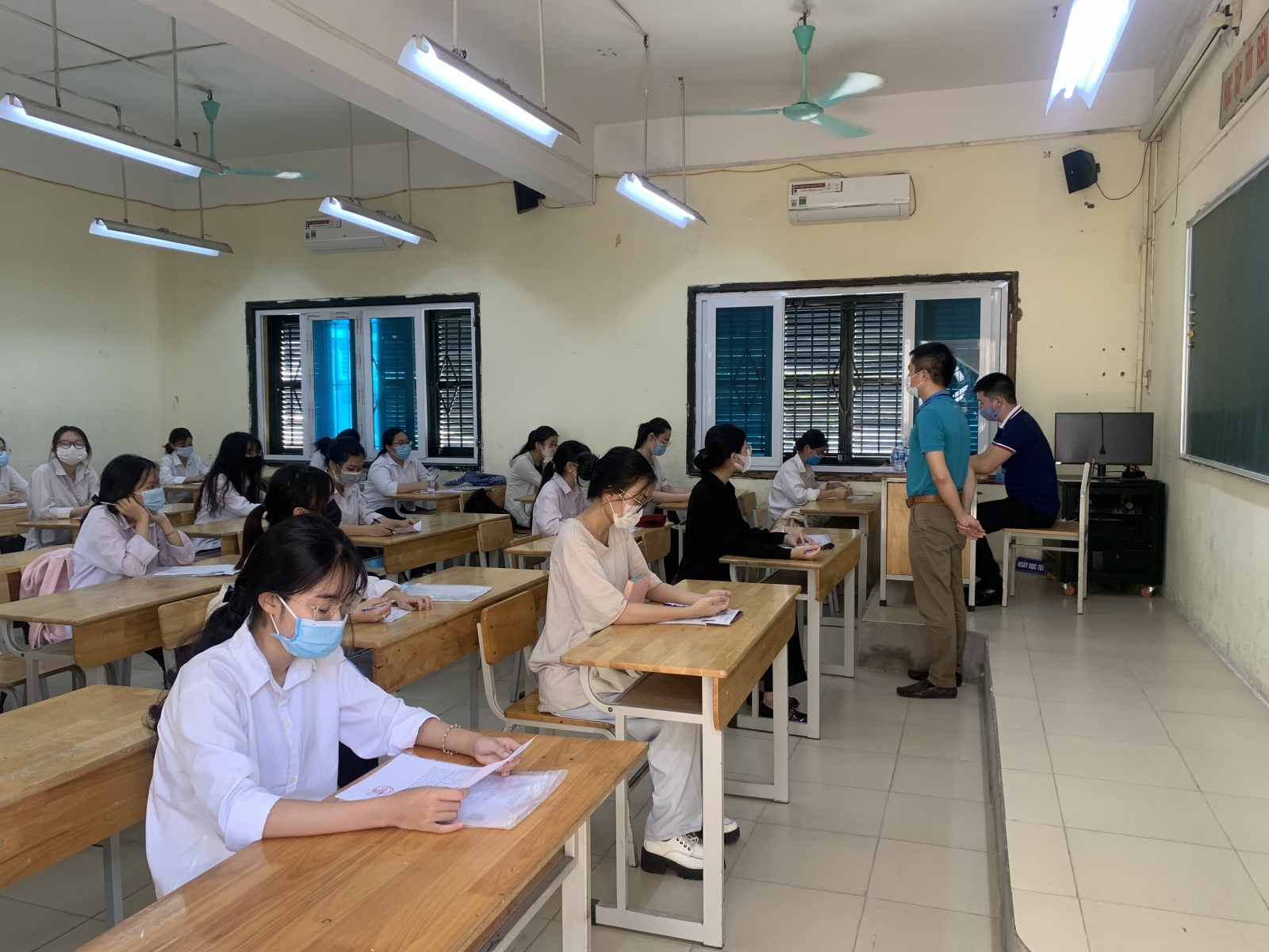 Thí sinh cả nước làm thủ tục thi tốt nghiệp Trung học phổ thông đợt 1